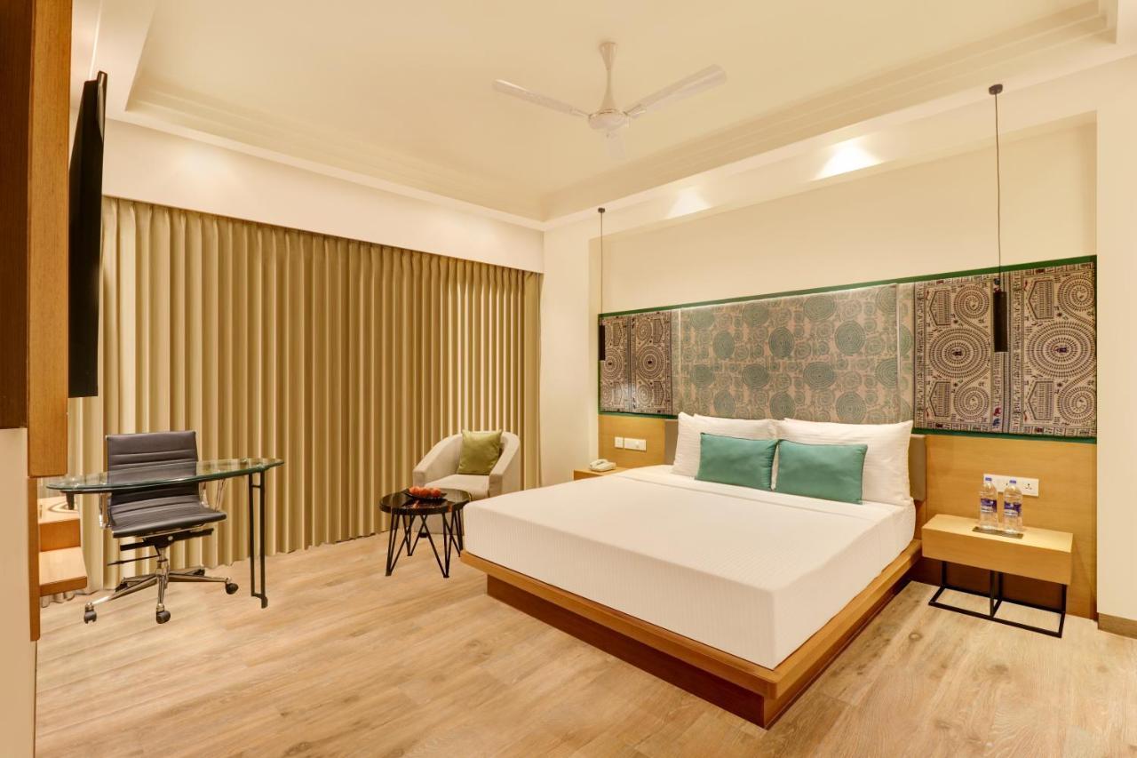 Hotel Lemon Tree Premier,