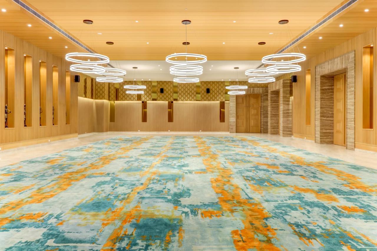 Hotel Lemon Tree Premier,